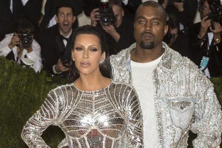 Kanye West und seine Ehefrau Kim Kardashian bei der Met Gala in New York Kanye West und seine Ehefrau Kim Kardashian bei der Met Gala in New York