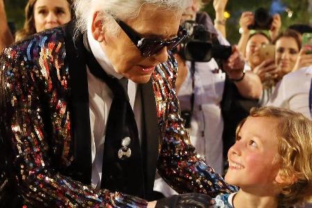 Karl Lagerfeld (l.) posierte nach der Modenschau auf Kuba mit seinem Patenkind Hudson Kroenig Karl Lagerfeld (l.) posierte nach der Modenschau auf Kuba mit seinem Patenkind Hudson Kroenig