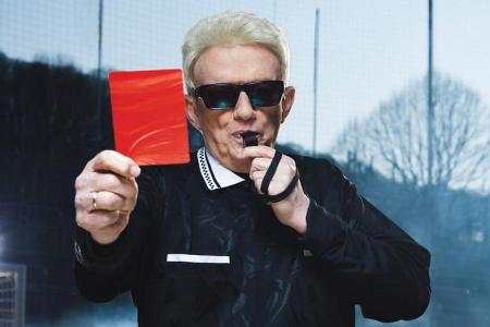 Heino zeigt seinen Kritikern die rote Karte