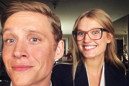 Matthias Schweighöfer und Toni Garrn scheinen Spaß am Set zu haben Matthias Schweighöfer und Toni Garrn scheinen Spaß am Set zu haben