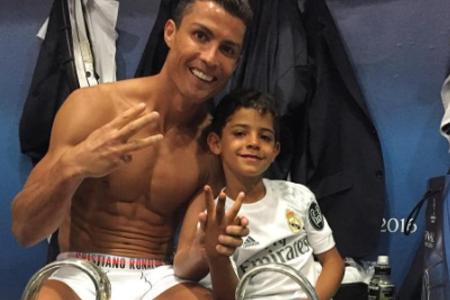 Sprössling Cristiano Jr. feiert zusammen mit dem berühmten Fußball-Papa Sprössling Cristiano Jr. feiert zusammen mit dem berühmten Fußball-Papa