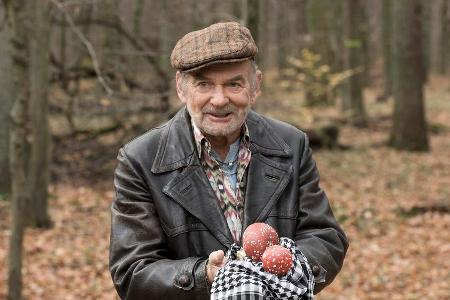 Taxifahrer Herbert Thiel (Claus D. Clausnitzer) macht reiche Beute als er seinen Sohn, Kommissar Thiel, zum Fundort einer Le... Taxifahrer Herbert Thiel (Claus D. Clausnitzer) macht reiche Beute als er seinen Sohn, Kommissar Thiel, zum Fundort einer Le...