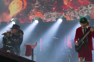 Axl Rose absolviert erstes AC/DC-Konzert im Sitzen