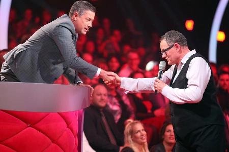 Trotz Händeschüttelns - Juror Joachim Llambi (l.) wollte Ulli Potofski am Samstag nicht einmal mehr bewerten Trotz Händeschüttelns - Juror Joachim Llambi (l.) wollte Ulli Potofski am Samstag nicht einmal mehr bewerten