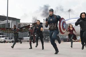 Eine schlagfertige Truppe: Captain America (Chris Evans) und ein Teil der Avengers, die auf seiner Seite kämpfen