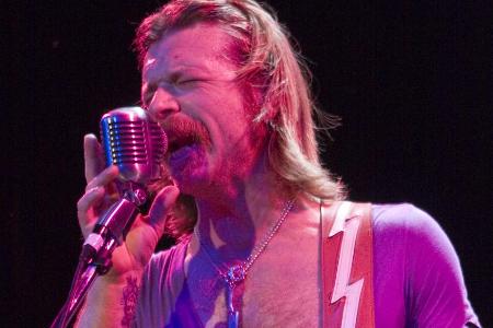 Eagles-of-Death-Metal-Sänger Jesse Hughes macht sich mit seinen Aussagen unbeliebt Eagles-of-Death-Metal-Sänger Jesse Hughes macht sich mit seinen Aussagen unbeliebt
