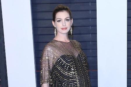 Anne Hathaway noch mit Babybauch: Vor acht Wochen brachte sie ihren Sohn Jonathan auf die Welt Anne Hathaway noch mit Babybauch: Vor acht Wochen brachte sie ihren Sohn Jonathan auf die Welt