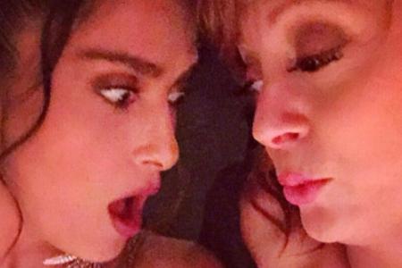 Salma Hayek und Susan Sarandon vergleichen ihre Oberweite Salma Hayek und Susan Sarandon vergleichen ihre Oberweite