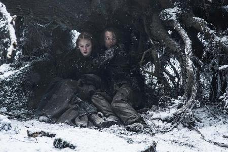 Sansa Stark (Sophie Turner) und Theon Graufreud (Alfie Allen) in Staffel sechs von Sansa Stark (Sophie Turner) und Theon Graufreud (Alfie Allen) in Staffel sechs von