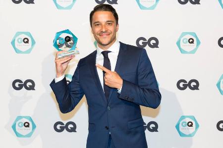 Kostja Ullmann strahlt mit dem GQ-Award Kostja Ullmann strahlt mit dem GQ-Award
