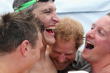 Prinz Harry freut sich bei den Invictus Games mit dem britischen Team über den Sieg bei der 4x50m Freistil-Staffel Prinz Harry freut sich bei den Invictus Games mit dem britischen Team über den Sieg bei der 4x50m Freistil-Staffel