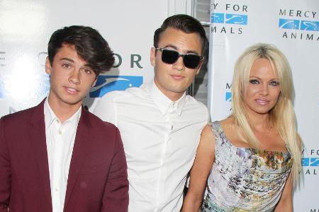 Dylan Jagger Lee (li.) zusammen mit seinem Bruder Brandon Thomas Lee (Mitte) und seiner Mutter Pamela Anderson Dylan Jagger Lee (li.) zusammen mit seinem Bruder Brandon Thomas Lee (Mitte) und seiner Mutter Pamela Anderson