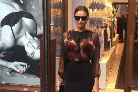 Angereist kam Irina Shayk in typischer Model-Manier mit übergroßer Sonnenbrille