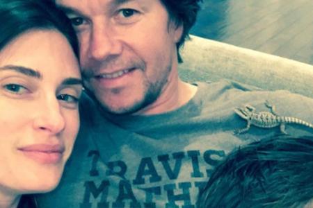 Mark Wahlberg mit Frau und Sohn - und einer Eidechse Mark Wahlberg mit Frau und Sohn - und einer Eidechse
