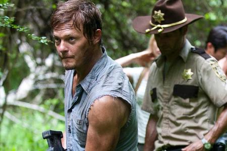 Daryl Dixon (Norman Reedus, vorne) geht nie ohne Armbrust aus dem Haus Daryl Dixon (Norman Reedus, vorne) geht nie ohne Armbrust aus dem Haus