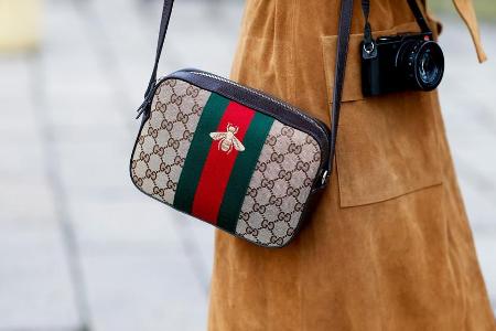 Kleine Umhängetasche mit typischem Monogramm-Muster, gesichtet während der Mailänder Modewochen