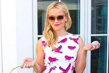 Zu Ostern präsentiert Reese Witherspoon ein Kleid ihrer eigenen Modelinie Zu Ostern präsentiert Reese Witherspoon ein Kleid ihrer eigenen Modelinie