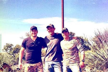 Chris Pratt und seine Freunde haben zu Ostern ein Kreuz aufgestellt Chris Pratt und seine Freunde haben zu Ostern ein Kreuz aufgestellt