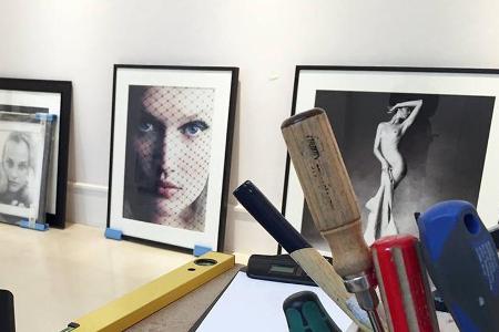 Topmodel Toni Garrn guckt auf dem Foto in der Mitte durch einen schwarzen Schleier Topmodel Toni Garrn guckt auf dem Foto in der Mitte durch einen schwarzen Schleier
