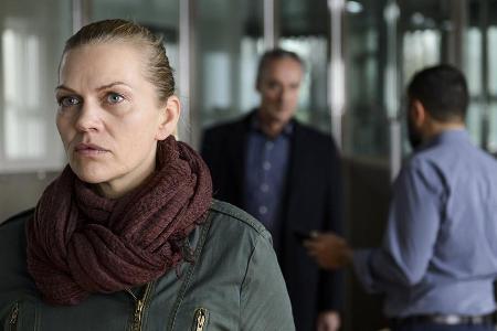Sie spürt, dass ihre Kollegen auf einer falschen Fährte sind, doch keiner glaubt ihr: Helen Dorn (Anna Loos) Sie spürt, dass ihre Kollegen auf einer falschen Fährte sind, doch keiner glaubt ihr: Helen Dorn (Anna Loos)