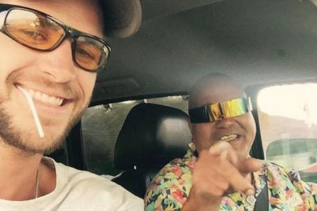Liam Hemsworth und der Mann mit der Sonnenbrille Liam Hemsworth und der Mann mit der Sonnenbrille