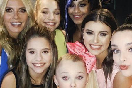 Heidi Klum mit den Tänzerinnen der Abby Lee Dance Company. Hinten v. l. n. r.: Heidi Klum, Maddie Ziegler, Nia Sioux Frazier... Heidi Klum mit den Tänzerinnen der Abby Lee Dance Company. Hinten v. l. n. r.: Heidi Klum, Maddie Ziegler, Nia Sioux Frazier...