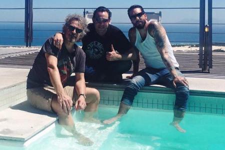 BAP-Frontmann Wolfgang Niedecken und The BossHoss am Pool