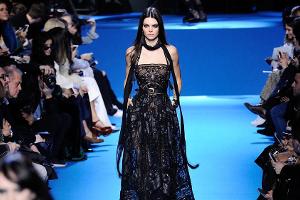 Paris Fashion Week: Kendall Jenners atemberaubender Auftritt