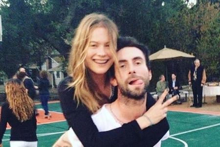 Behati Prinsloo auf dem Rücken ihres Liebsten Adam Levine Behati Prinsloo auf dem Rücken ihres Liebsten Adam Levine