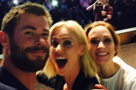 Chris Hemsworth posiert stolz mit seinen Chris Hemsworth posiert stolz mit seinen