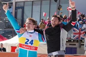 Taron Egerton (l.) und Hugh Jackman als Eddie und sein Trainer in "Eddie the Eagle - Alles ist möglich"