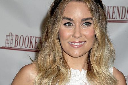Bloggerin Lauren Conrad posiert mit ihrem brandneuen Party-Ratgeber Bloggerin Lauren Conrad posiert mit ihrem brandneuen Party-Ratgeber