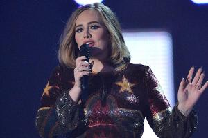 Adele gedenkt der Opfer von Brüssel