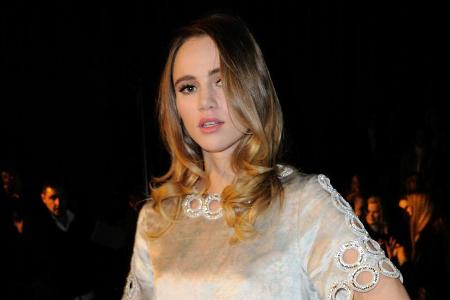 Glänzte und glitzerte in Silbergrau: Suki Waterhouse