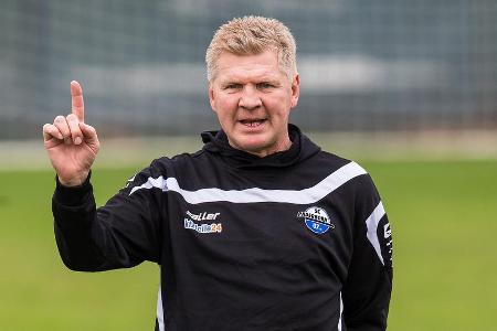 Zeit für einen Neustart? Stefan Effenberg ist seinen Job als Trainer beim SC Paderborn los Zeit für einen Neustart? Stefan Effenberg ist seinen Job als Trainer beim SC Paderborn los