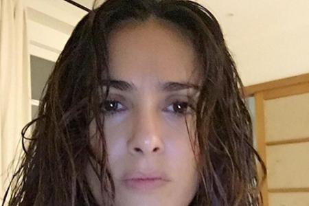 Auch Hollywood-Star Salma Hayek scheut sich nicht vor einem Make-up-free-Selfie. Ihr Kommentar auf Instagram dazu: 