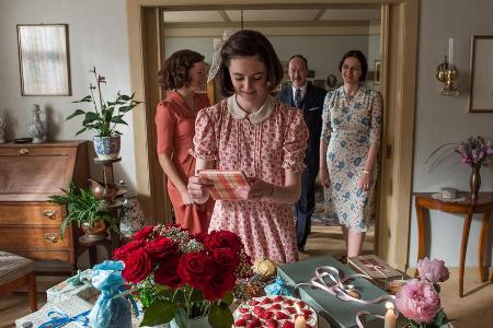 Anne Frank (Lea van Acken, vorne) bekommt ein Tagebuch zum 13. Geburtstag