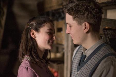Anne Fank und Peter van Pels (Leonard Carow) verstehen sich zunehmend besser