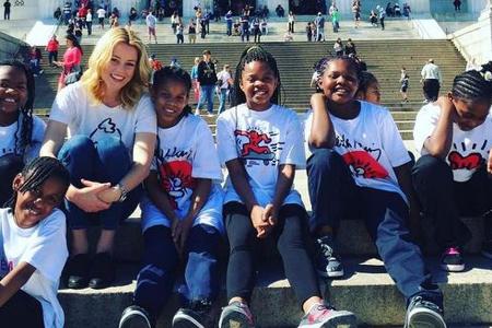 Elizabeth Banks ist Patin der Moten Grundschule in Washington, D.C. Elizabeth Banks ist Patin der Moten Grundschule in Washington, D.C.