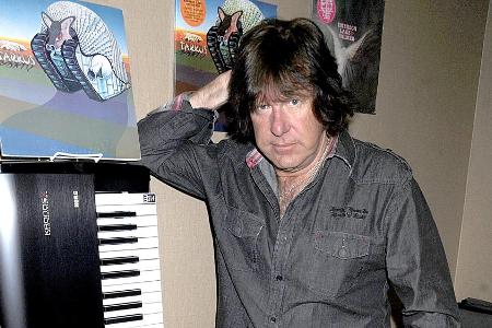 Keith Emerson bei einer Veranstaltung im Jahr 2012 - zusammen mit seinem wichtigsten Handwerkszeug, dem Keyboard Keith Emerson bei einer Veranstaltung im Jahr 2012 - zusammen mit seinem wichtigsten Handwerkszeug, dem Keyboard