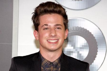Bei einem Konzert in Dallas teilte Charlie Puth gegen Justin Bieber aus Bei einem Konzert in Dallas teilte Charlie Puth gegen Justin Bieber aus