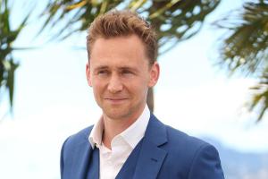 Den smarten Sommerdress hat er ja schon mal im Schrank: Tom Hiddleston beim Filmfestival von Cannes