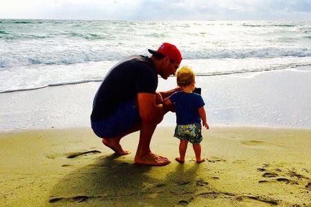 Süß: Wladimir Klitschko verbringt mit seiner Tochter Kaya Zeit am Strand