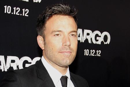 Ben Affleck muss von seinen Verflossenen Kritik für sein Rücken-Tattoo einstecken Ben Affleck muss von seinen Verflossenen Kritik für sein Rücken-Tattoo einstecken