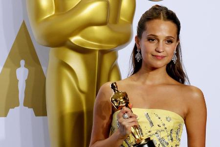 Vor der großen Sause: Alicia Vikander posiert mit ihrem Oscar für die Pressefotografen Vor der großen Sause: Alicia Vikander posiert mit ihrem Oscar für die Pressefotografen