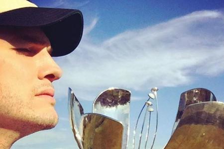 Ashton Kutcher vor dem Kunstwerk Ashton Kutcher vor dem Kunstwerk