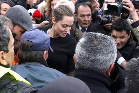 ...um sich selbst ein Bild von der Lage in einem Flüchtlingscamp an der griechischen Küste zu machen. Dabei war das Medienin...