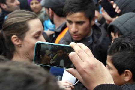 ...sehr groß. Der Hollywoodstar wurden von allen Seiten von Kameras belagert, teils von den Flüchtlingen selbst, teils eben ...