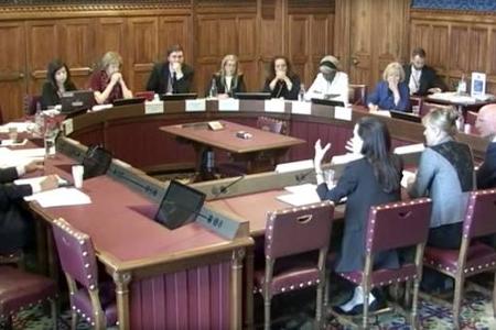...hier vor dem House Of Lords in Großbritannien, wo sie mit den Abgeordneten das Thema sexuelle Gewalt diskutierte. Solche ...