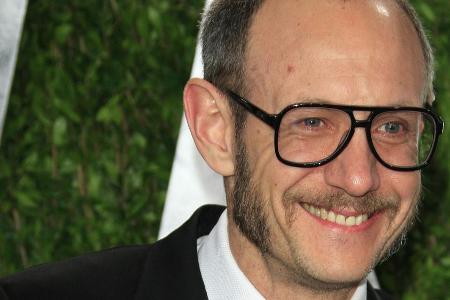 Ein Daumen hoch für zwei Jungs: Terry Richardson ist mit 50 Jahren Vater geworden Ein Daumen hoch für zwei Jungs: Terry Richardson ist mit 50 Jahren Vater geworden